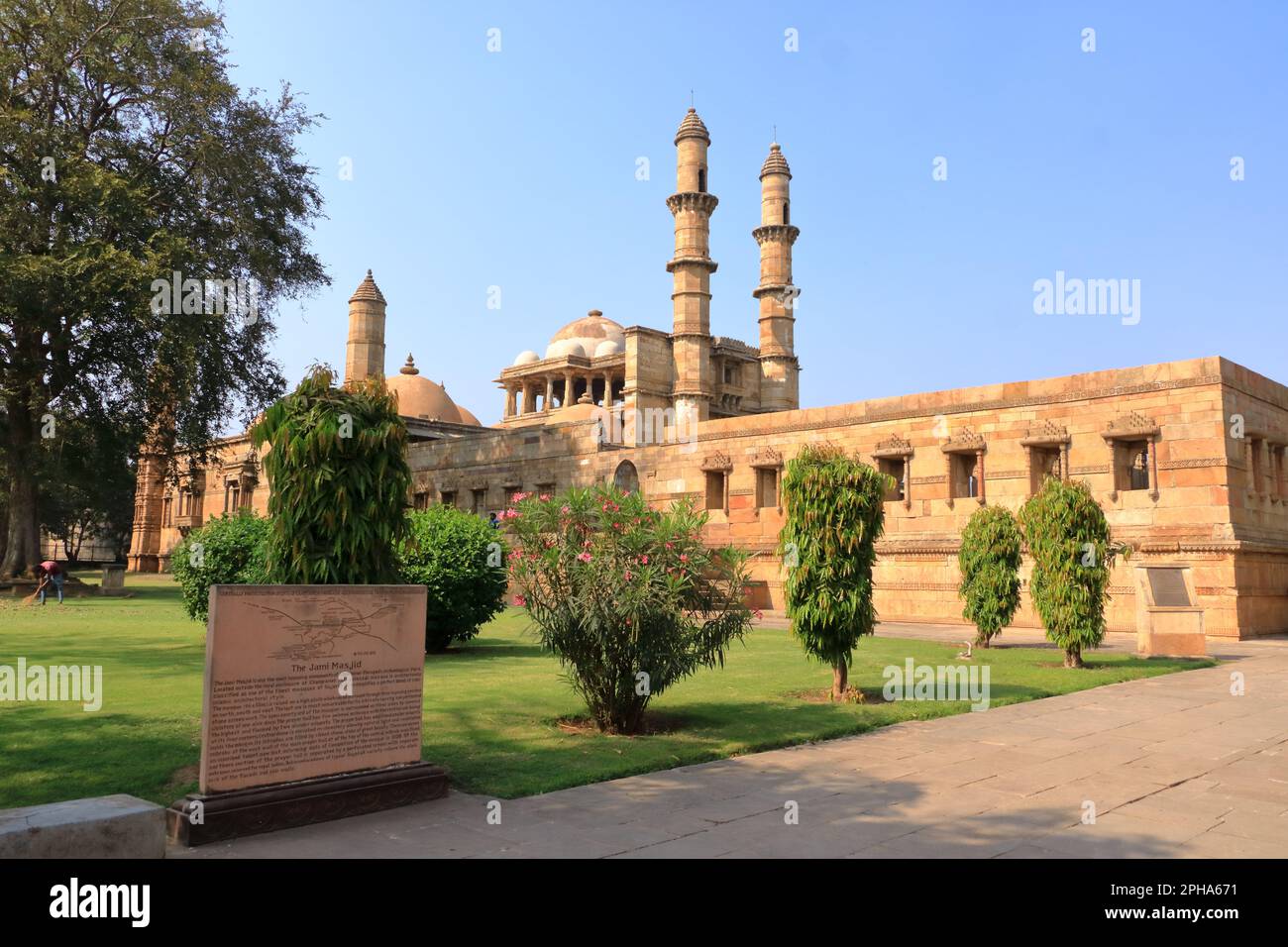Dezember 24 2022 - Pavagadh, Gujarat in Indien: Außenansicht von Jami Masjid (Moschee) Champaner Stockfoto