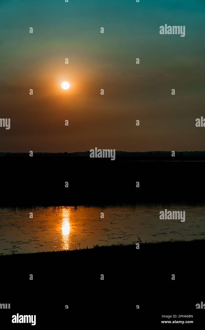 Sonnenuntergang über dem See, Ende des Nachmittags, Natur, Landschaft, selektiver Fokus Stockfoto