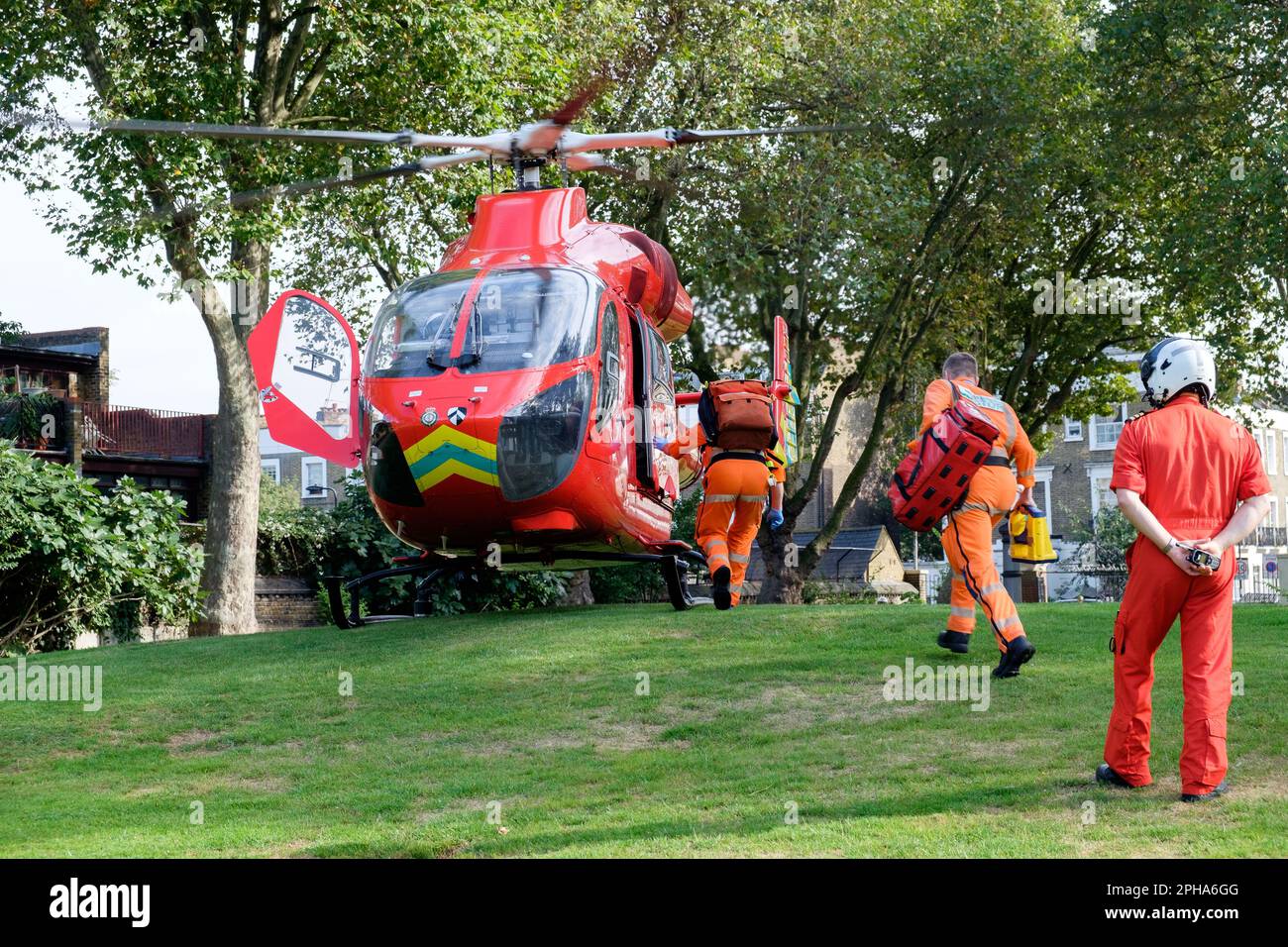 London Air Ambulance bereitet sich auf den Start von St. Martin's Gardens, Camden Town, nach der Lieferung von Sanitätern für einen nahegelegenen Straßenverkehr Stockfoto