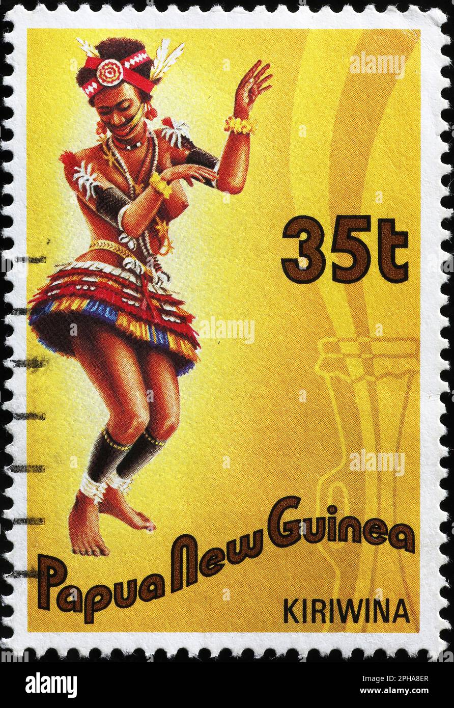 Eine Frau tanzt auf Briefmarken aus Papua-Neuguinea Stockfoto