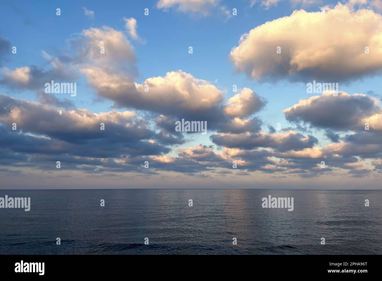 Schönes blaues Meer und Himmel mit Wolken. Natur Hintergrund. Stockfoto