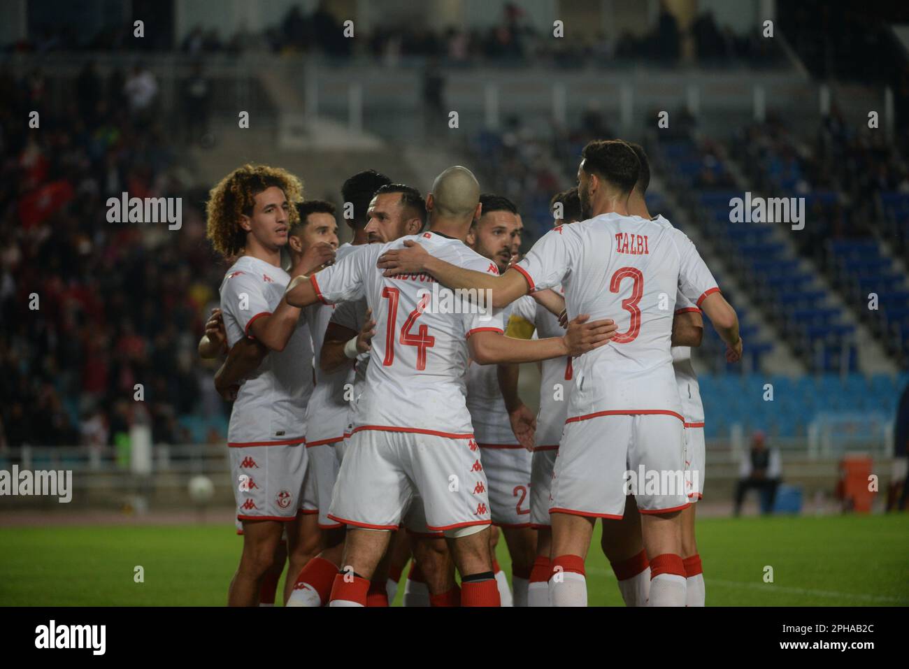 Rades, Tunis, Tunesien. 26. März 2023. Tunesiens Spieler feiern das 2. Tor von Aly Maaloul während des Spiels Tunesien gegen Libyen am Freitag, den 24. März 2023 im Namen der Qualifikation des African Cup of Nations 2023 im Rades-Stadion. (Kreditbild: © Chohei Mahjoub/ZUMA Press Wire) NUR REDAKTIONELLE VERWENDUNG! Nicht für den kommerziellen GEBRAUCH! Stockfoto