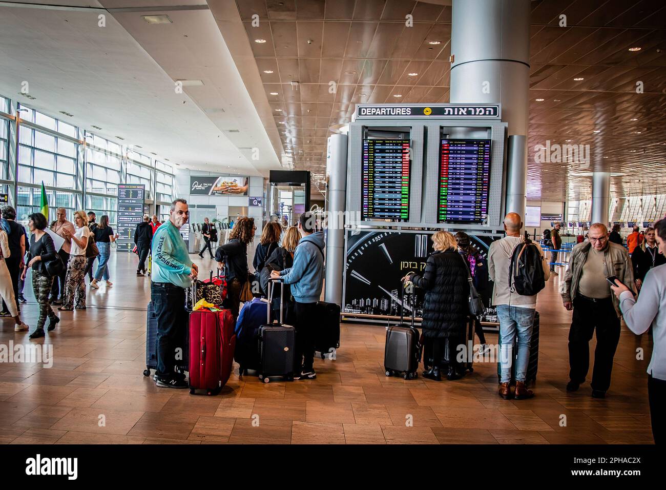 Tel Aviv, Israel. 27. März 2023. Reisende sehen sich die Abflughäfen am Flughafen Ben-Gurion in der Nähe von Tel Aviv an. Bis auf weiteres wird es keine Flüge vom Flughafen Ben-Gurion geben, die im Rahmen der von der Gewerkschaft am Montagmorgen angekündigten weitverbreiteten Streiks als Protest gegen die Justizreform durchgeführt werden. Die Streiks werden aus Protest gegen die Justizreform und die Entlassung von Verteidigungsminister Yoav Gallant abgehalten, nachdem er die Regierung aufgefordert hatte, die Gesetze der Justizreform einzufrieren. Kredit: SOPA Images Limited/Alamy Live News Stockfoto