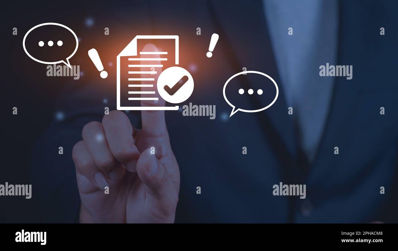 Konzept des Dokumentenmanagementsystems. Geschäftsmann, der den Symbolordner der Dokumentsoftware berührt. Suchen und verwalten Sie Dateien in der Dokumentendatenbank online. Stockfoto