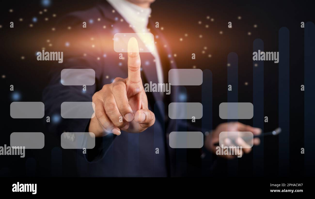 Geschäftsmann, der den virtuellen Bildschirm mit einem Ordnersymbol berührt. Online-Dokumentationsverwaltung. Stockfoto