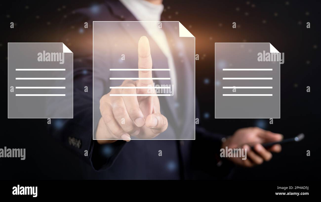 Geschäftsmann, der den virtuellen Bildschirm mit einem Ordnersymbol berührt. Online-Dokumentationsverwaltung. Stockfoto