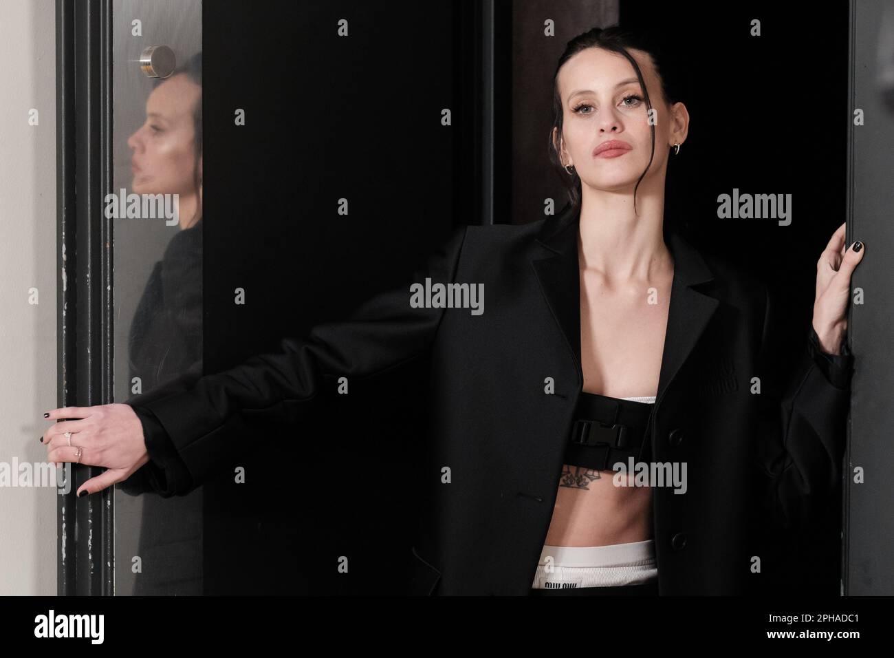 Madrid, Spanien. 27. März 2023. Die Schauspielerin Milena Smith sah während der Porträtveranstaltung in Madrid für Fotos posieren. Kredit: SOPA Images Limited/Alamy Live News Stockfoto