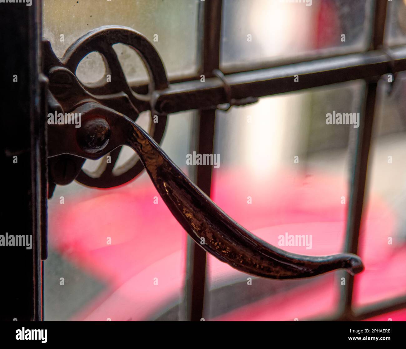 Altes Fensterscharnier im Tudor House Museum Worcester, Worcestershire, England, Großbritannien - 28. Januar 2023 Stockfoto