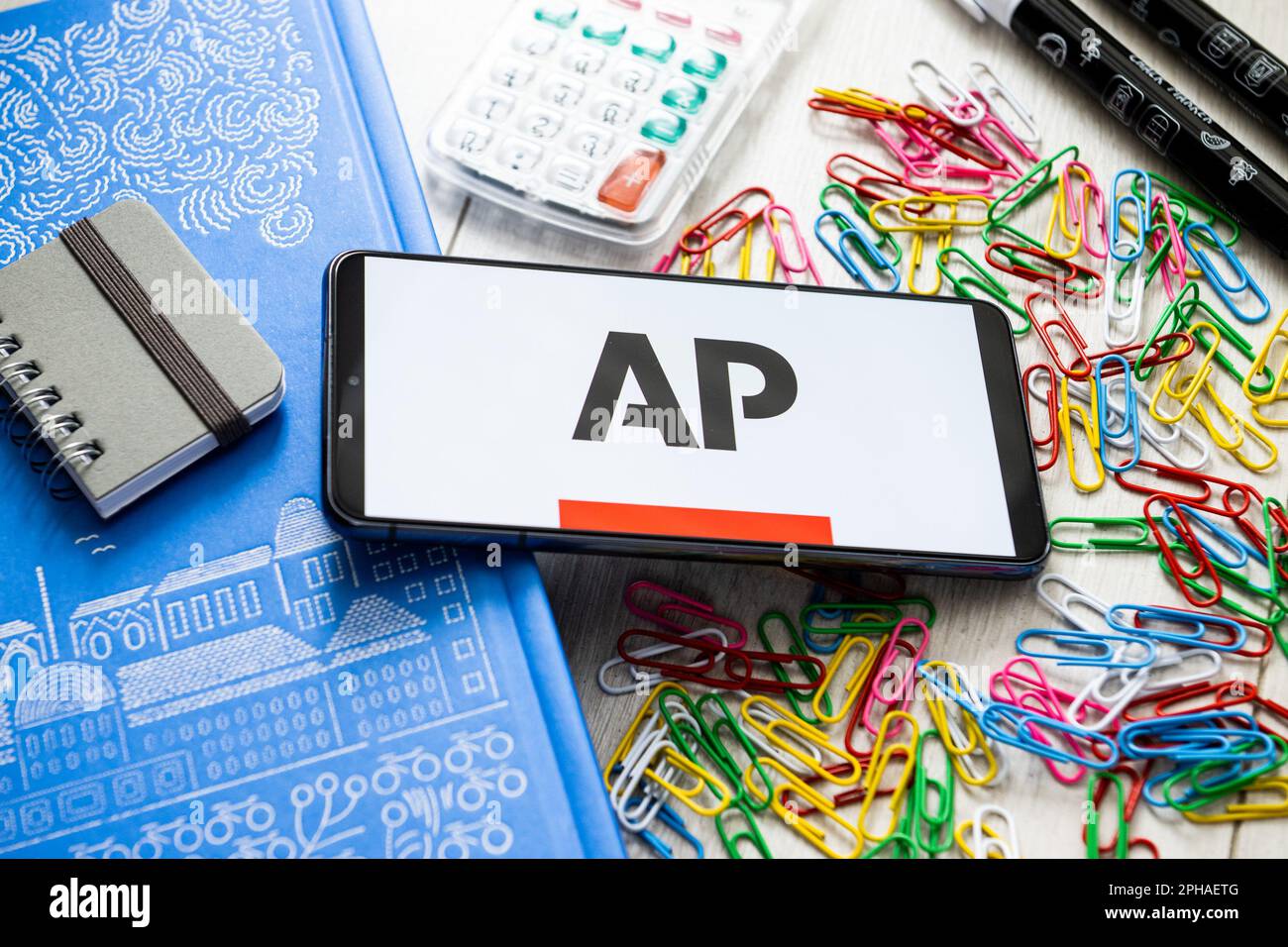 Polen. 07. März 2023. In dieser Abbildung wird ein AP-Logo auf einem Smartphone angezeigt. Kredit: SOPA Images Limited/Alamy Live News Stockfoto