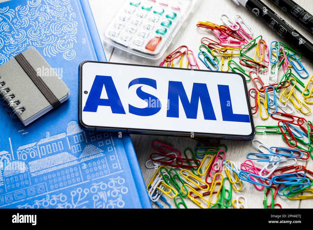 Polen. 07. März 2023. In dieser Abbildung wird ein ASML-Logo auf einem Smartphone angezeigt. Kredit: SOPA Images Limited/Alamy Live News Stockfoto