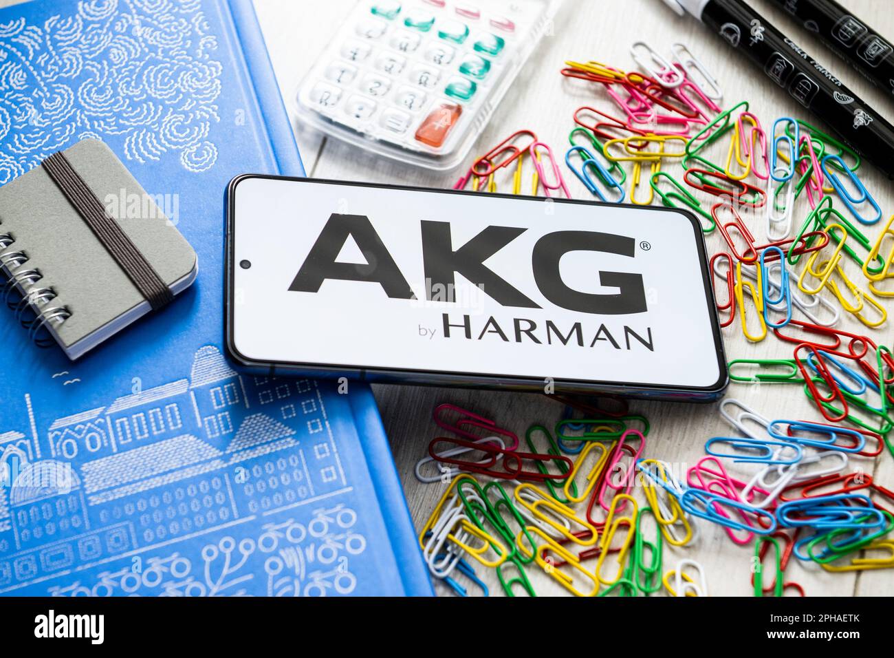 Polen. 07. März 2023. In dieser Abbildung wird ein AKG Harman Logo auf einem Smartphone angezeigt. Kredit: SOPA Images Limited/Alamy Live News Stockfoto