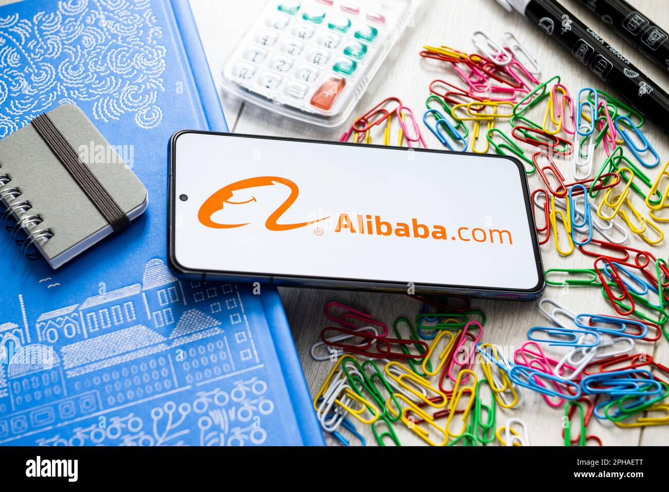 Polen. 07. März 2023. In dieser Abbildung wird ein Alibaba-Logo auf einem Smartphone angezeigt. Kredit: SOPA Images Limited/Alamy Live News Stockfoto