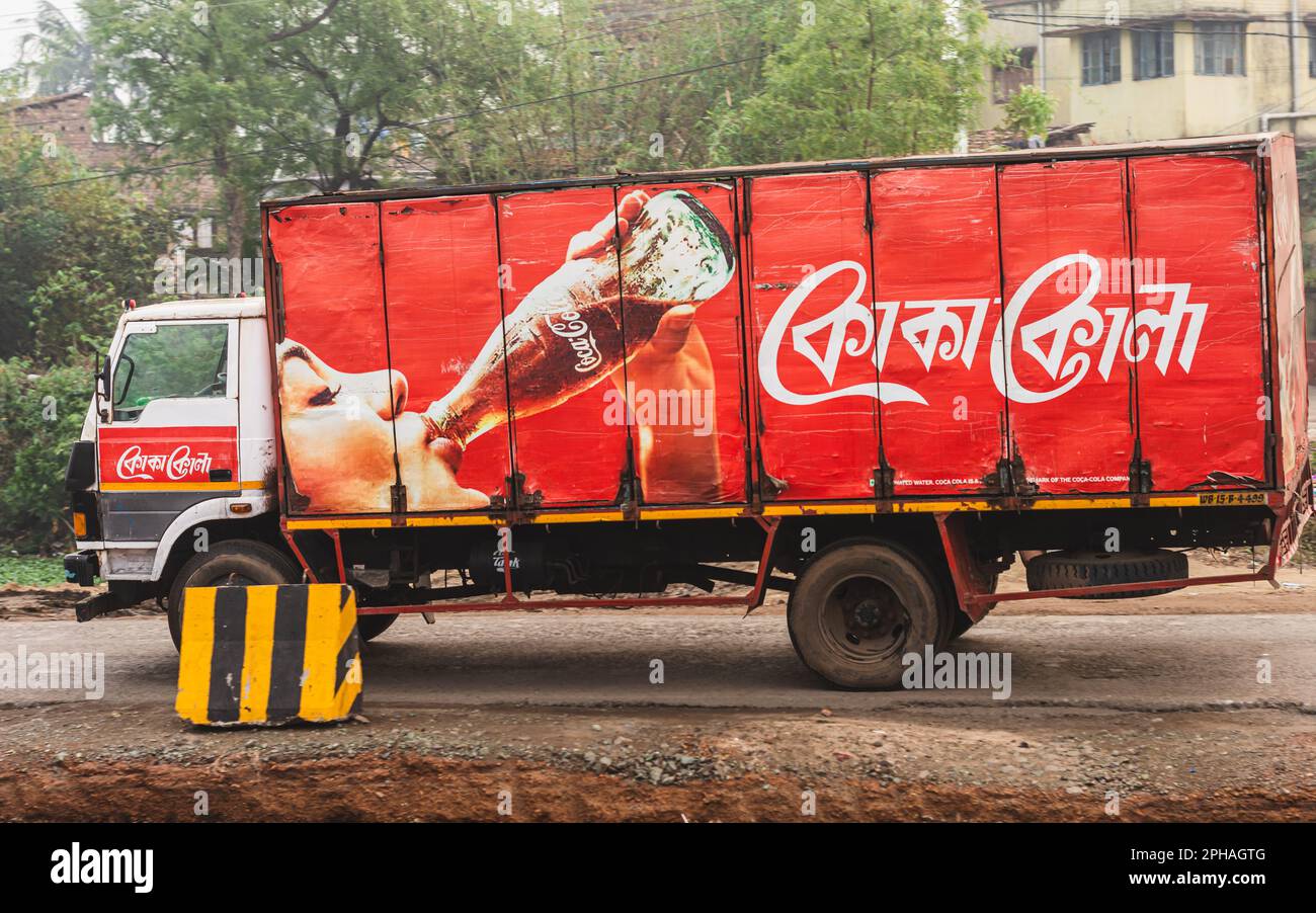 Coca-Cola Getränke Lieferwagen auf der Straße der Stadt. Bardhaman West Bengal Indien Südasiatisch-Pazifischer Raum 10. März 2023 Stockfoto