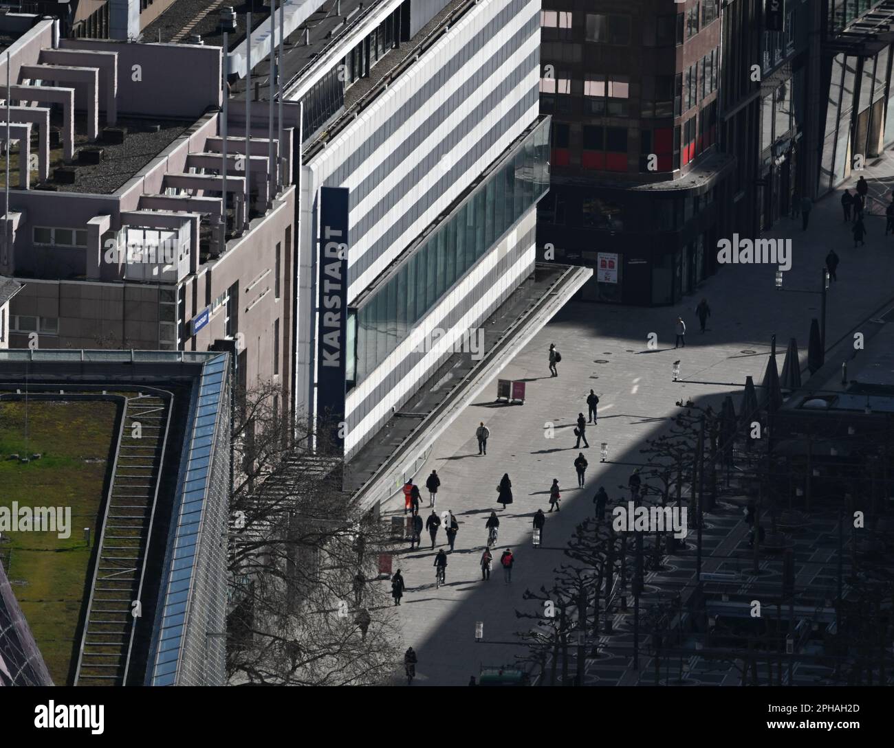 PRODUKTION - 27. März 2023, Hessen, Frankfurt/Main: Die Sonne fällt auf die Fassade des Kaufhauses Galeria an der Zeil-Einkaufsstraße, das von der Textilhandwerkskette Aachener übernommen wird. Ende letzten Jahres suchte die Kaufhausgruppe Galeria Karstadt Kaufhof zum zweiten Mal innerhalb von drei Jahren bei einem Schutzschildverfahren Rettung. Sieben Standorte in Hessen sind von Schließungen betroffen. Foto: Arne Dedert/dpa Stockfoto