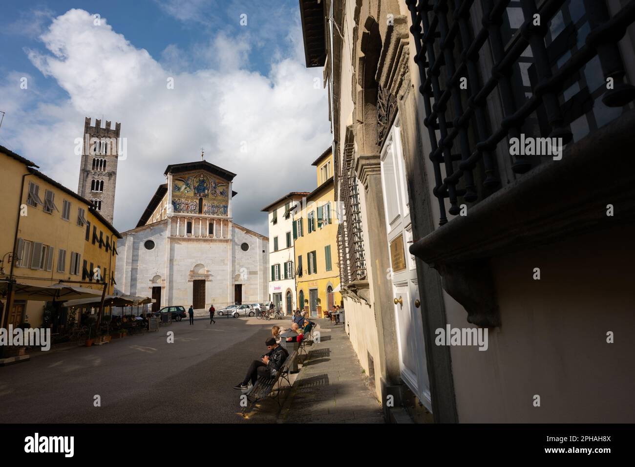 Basilika di San Frediano in der noch von Mauern umgebenen Stadt Lucca in der Toskana, Italien Stockfoto