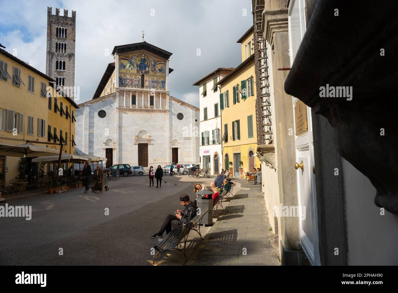 Basilika di San Frediano in der noch von Mauern umgebenen Stadt Lucca in der Toskana, Italien Stockfoto