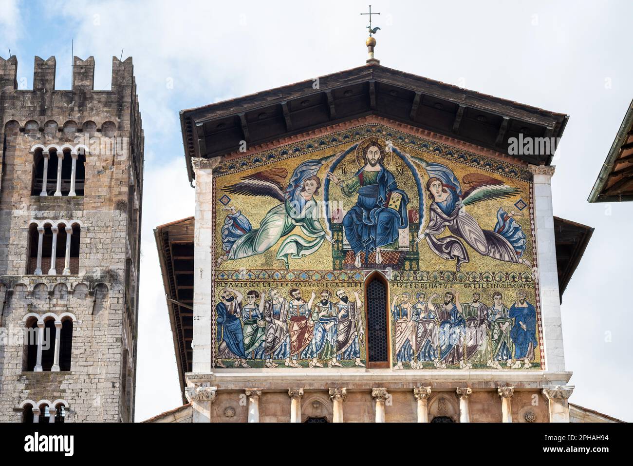 Basilika di San Frediano in der noch von Mauern umgebenen Stadt Lucca in der Toskana, Italien Stockfoto