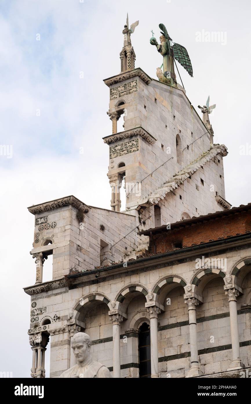 Chiesa di San Michele in Foro in der noch von Mauern umgebenen Stadt Lucca in der Toskana, Italien Stockfoto
