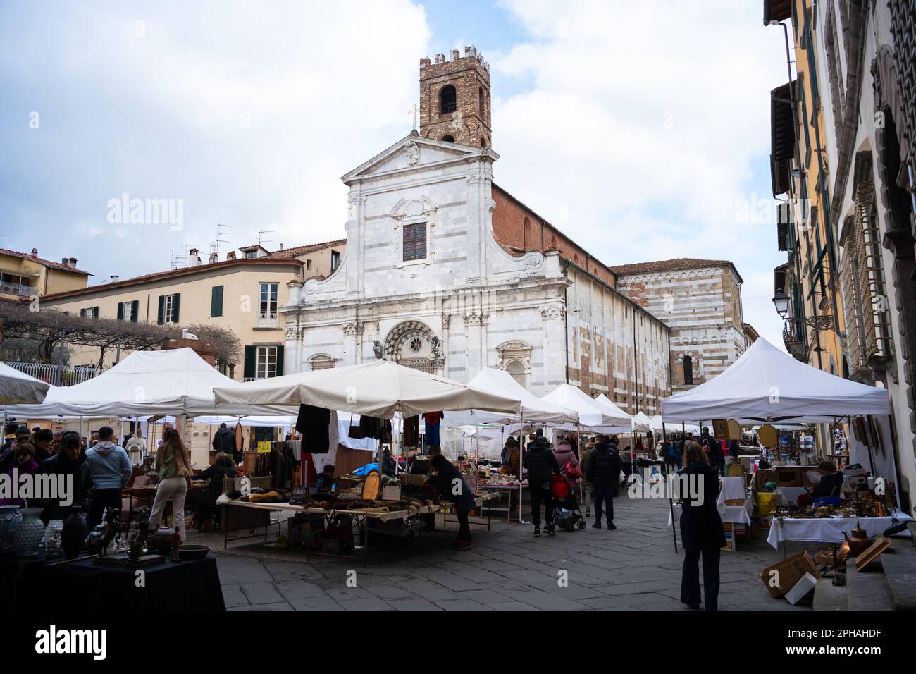 Die noch von Mauern umgebene Stadt Lucca in der Toskana, Italien Stockfoto