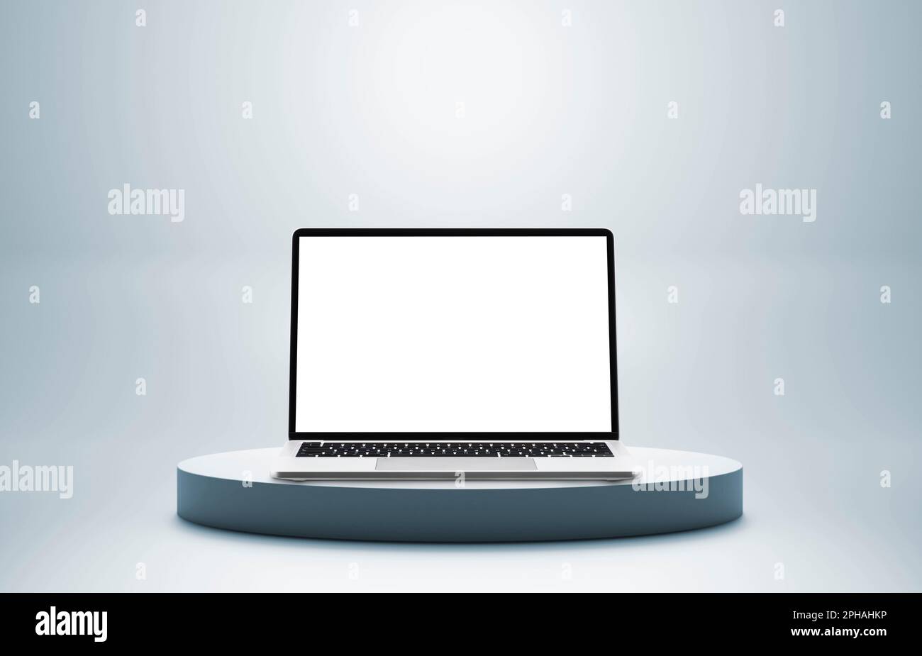 Laptop mit weißem Bildschirm auf farbigem Sockel und blauem Hintergrund, Stockfoto