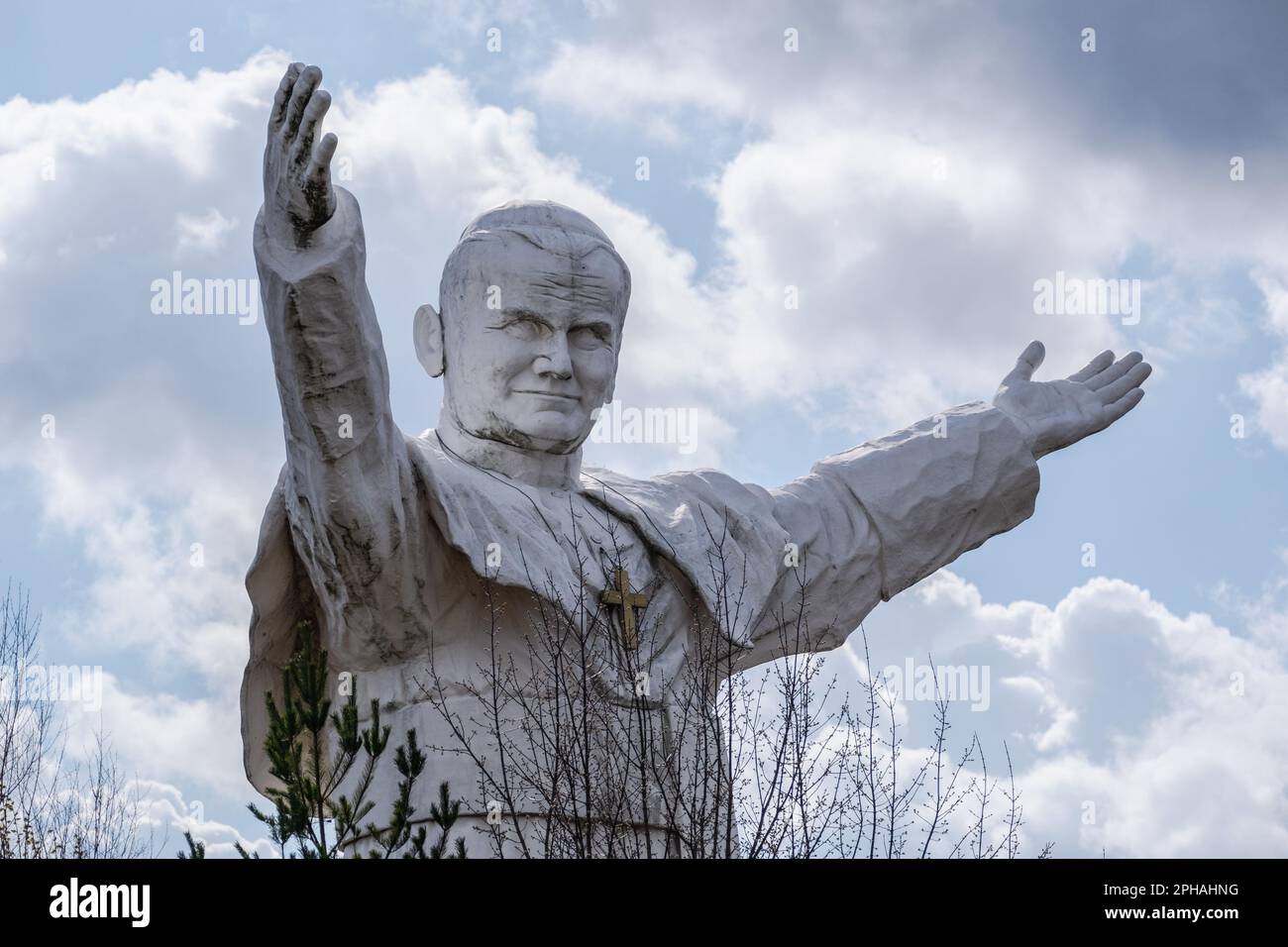 Blick auf das Denkmal für Johannes Paul II Das höchste Denkmal in Polen von Papst Johannes Paul dem Zweiten. Das Denkmal wurde 2013 erbaut und in Czestochowa platziert. Heute ist es vergessen. Keine Pilger kommen, um es zu sehen. Es bleibt allein unter den Bäumen. Stockfoto
