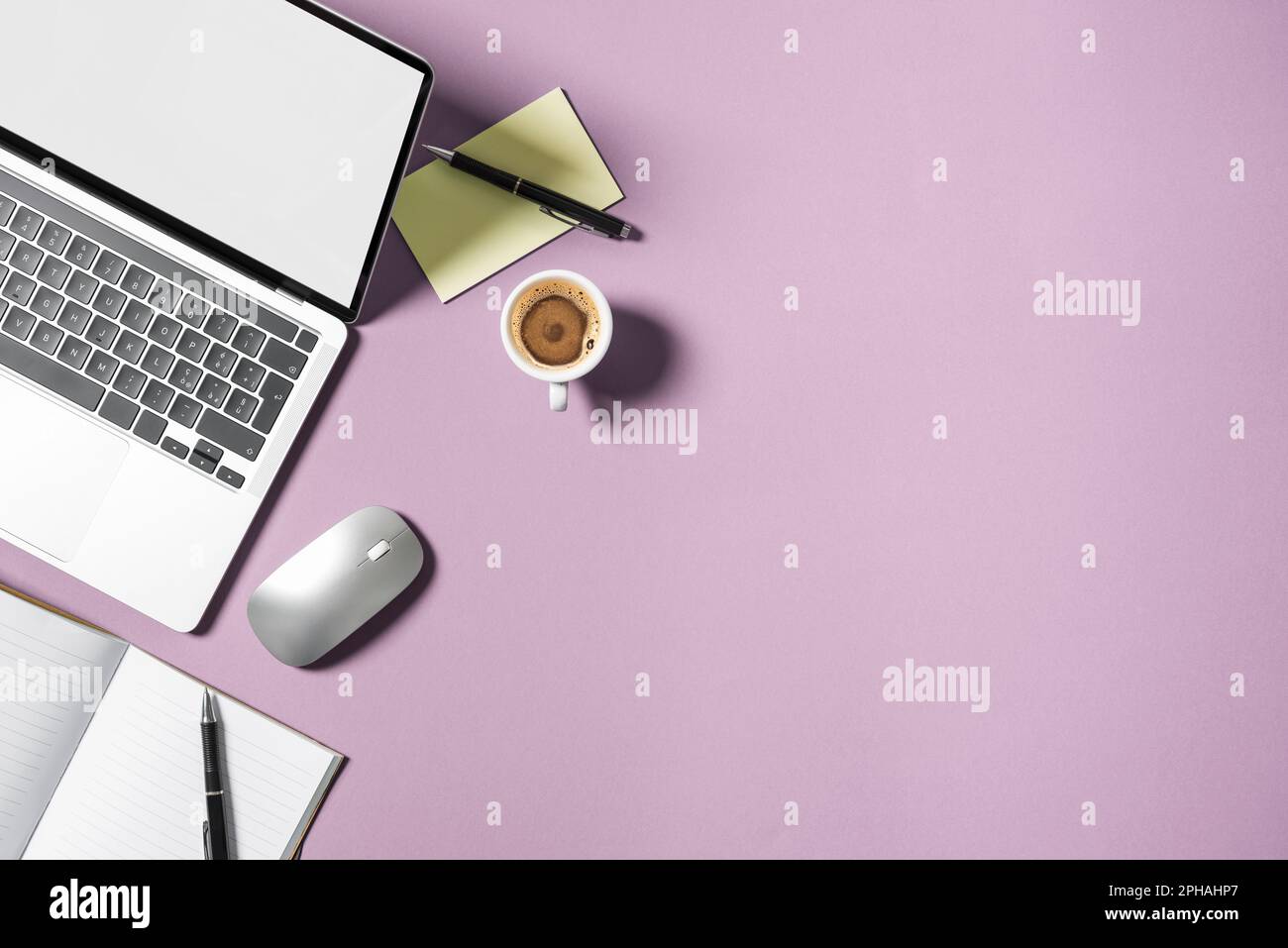 Laptop mit leerem Bildschirm auf farbigem Hintergrund, Draufsicht mit leerem Kopierbereich. Stockfoto