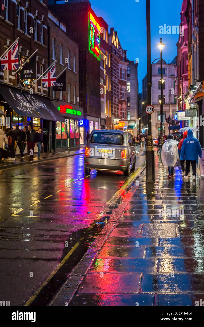 Die Brewer Street in Soho ist bekannt für ihr lebhaftes Nachtleben in London, England, Großbritannien Stockfoto