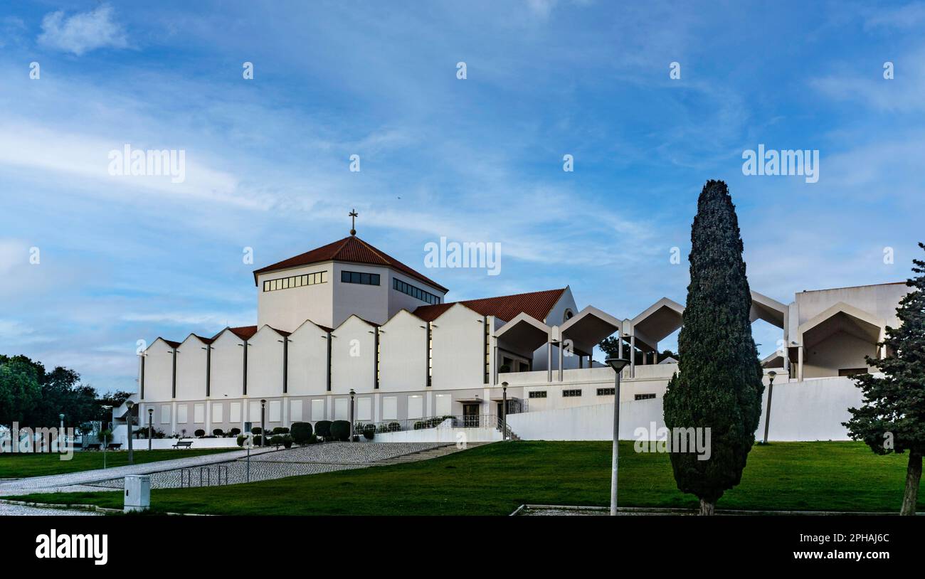 Die römisch-katholische Kirche des Petersdoms in Quarteira, Portugal. Stockfoto