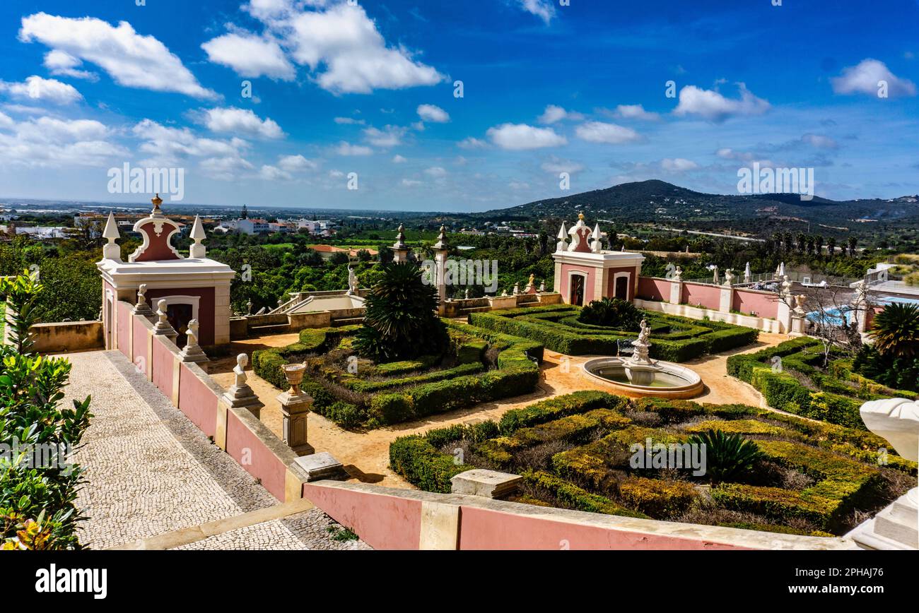 Teil des Grundstücks des Estoi Palace Hotels in Portugal. Ein Gebäude, das seine Geschichte bis ins Jahr 1780er zurückverfolgen kann und im Rokoko-Stil erbaut ist. Stockfoto