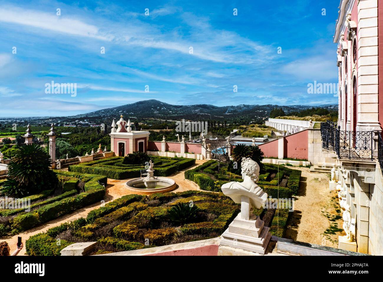 Teil des Grundstücks des Estoi Palace Hotels in Portugal. Ein Gebäude, das seine Geschichte bis ins Jahr 1780er zurückverfolgen kann und im Rokoko-Stil erbaut ist. Stockfoto