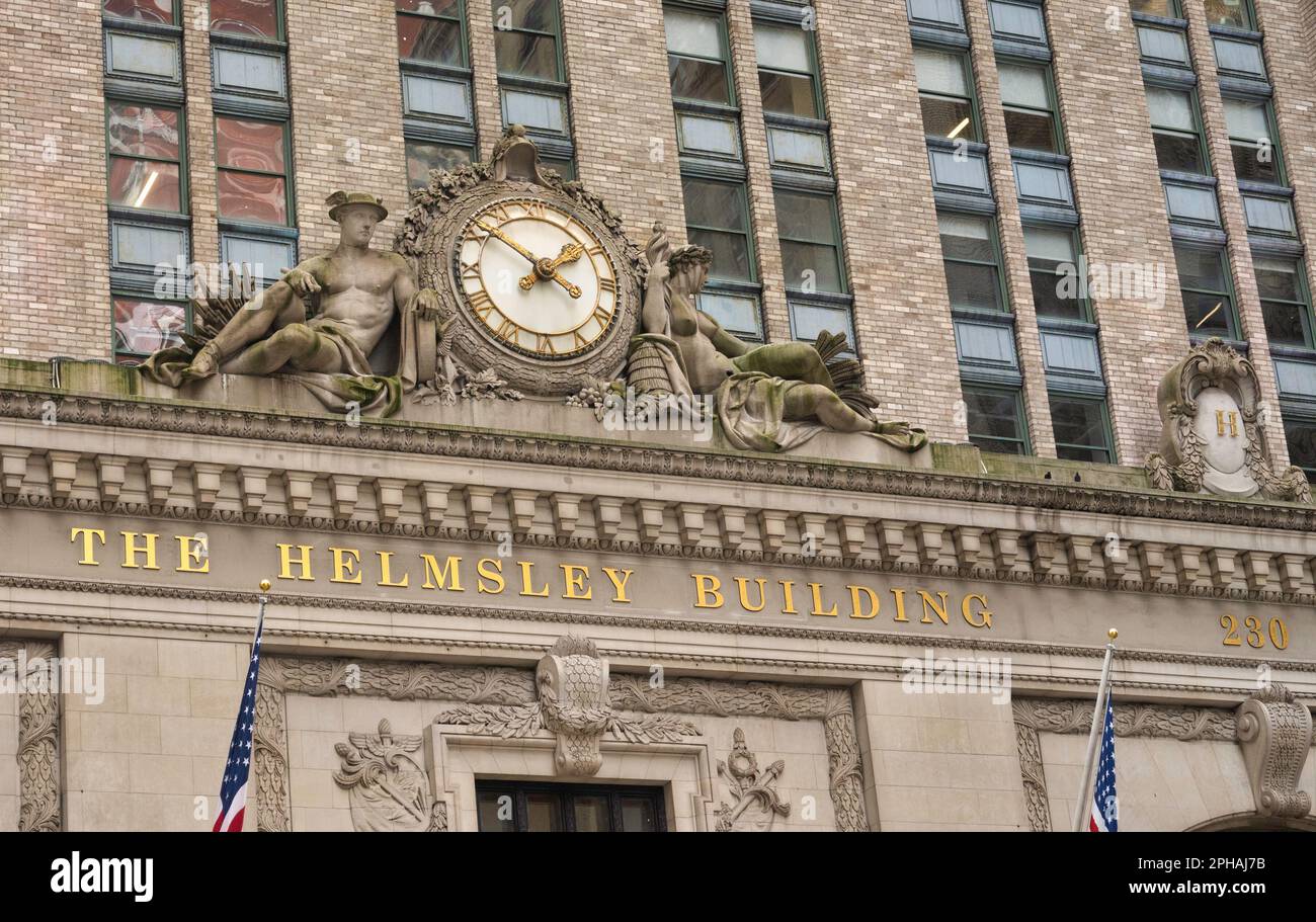 Das Helmsley Building in der Park Avenue verfügt über eine große analoge Uhr mit römischen Ziffern, 2023, New York City, USA Stockfoto