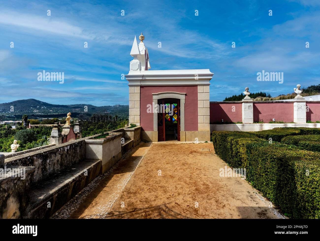 Teil des Grundstücks des Estoi Palace Hotels in Portugal. Ein Gebäude, das seine Geschichte bis ins Jahr 1780er zurückverfolgen kann und im Rokoko-Stil erbaut wurde, z. B. Stockfoto