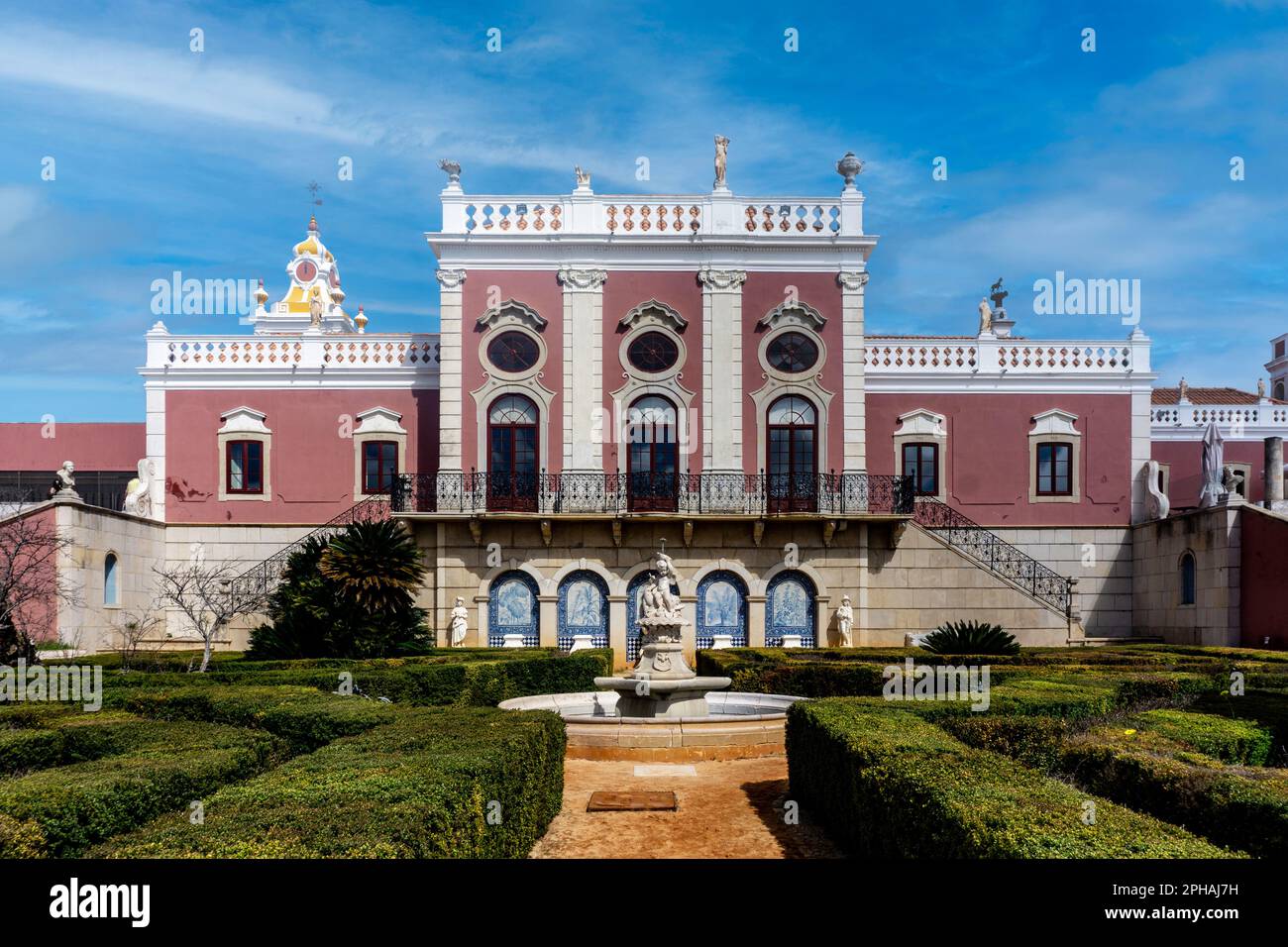 Das Estoi Palace Hotel in Portugal. Ein Gebäude, das seine Geschichte bis ins Jahr 1780er zurückverfolgen kann und im Rokoko-Stil erbaut ist. Stockfoto
