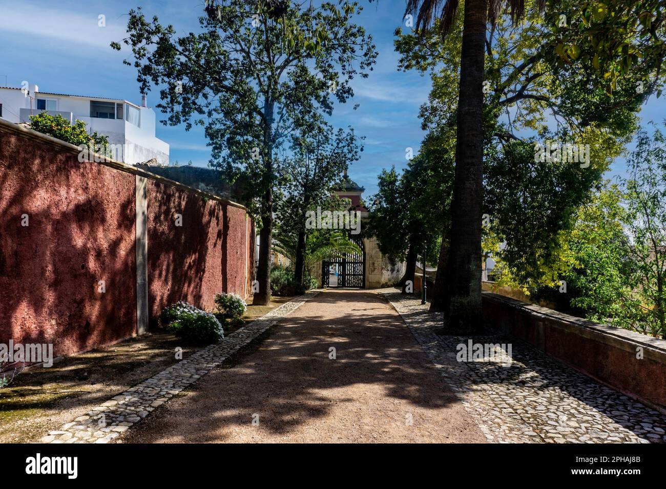 Teil des Grundstücks des Estoi Palace Hotels in Portugal. Ein Gebäude, das seine Geschichte bis ins Jahr 1780er zurückverfolgen kann und im Rokoko-Stil erbaut wurde, z. B. Stockfoto
