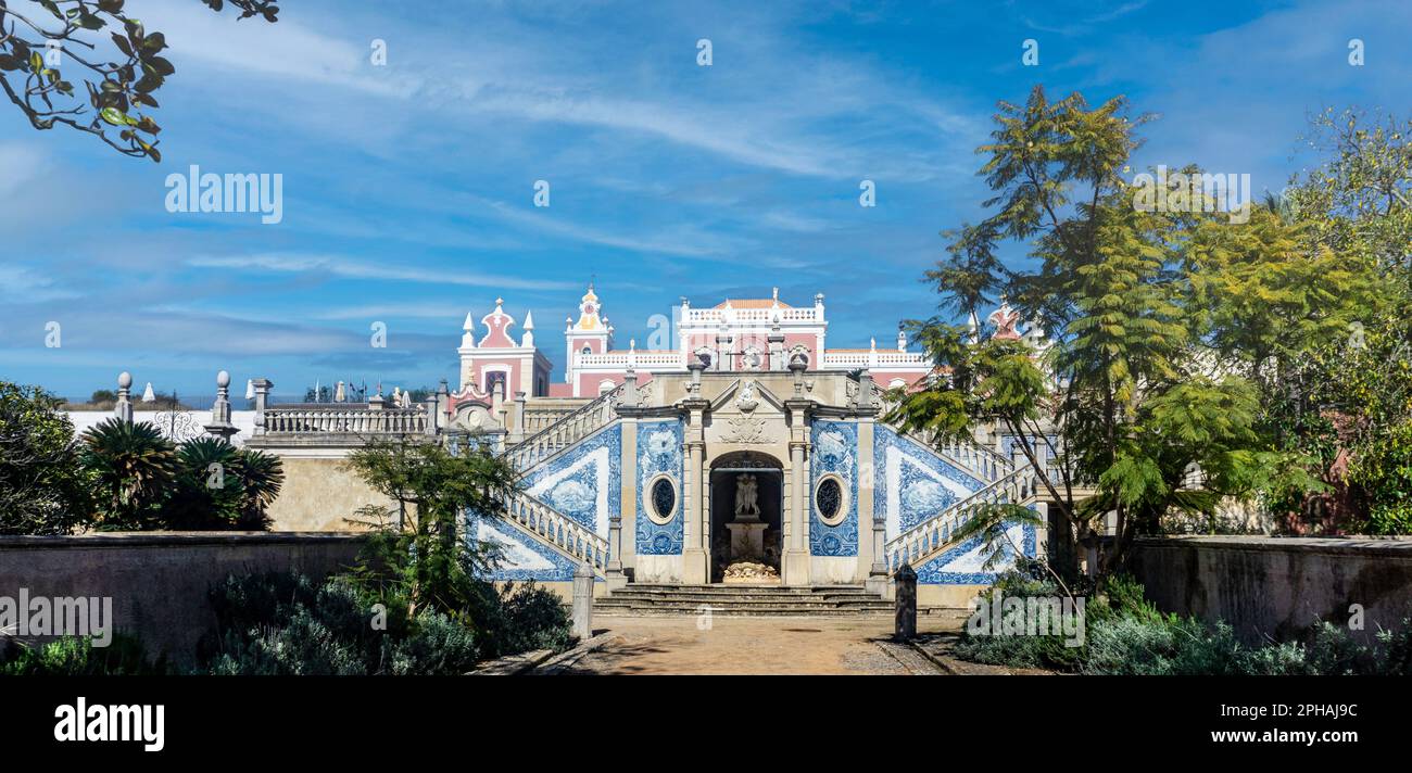 Das Estoi Palace Hotel in Portugal. Ein Gebäude, das seine Geschichte bis ins Jahr 1780er zurückverfolgen kann und im Rokoko-Stil erbaut ist. Stockfoto