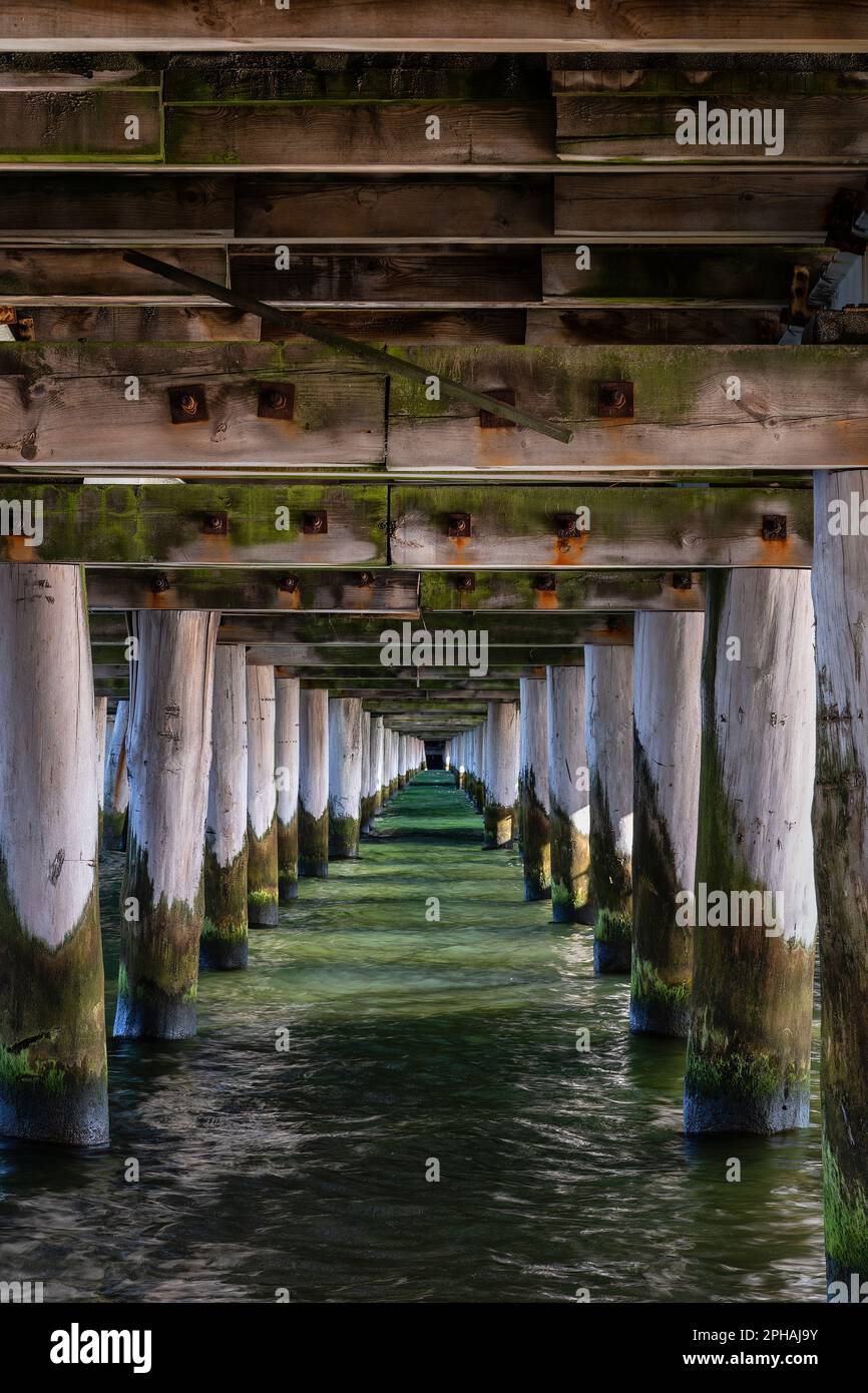 Abstrakte Sicht unter dem Sopot Pier an der Ostsee in Sopot, Polen, Fluchtpunkt Perspektive. Stockfoto