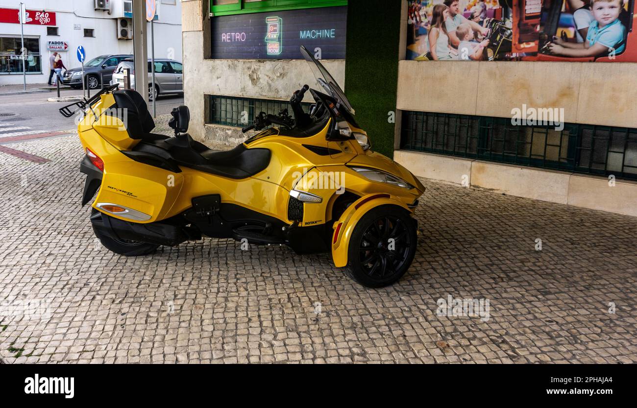 Ein gelber Spyder Rotax, geparkt, in Quarteira, Portugal. Stockfoto