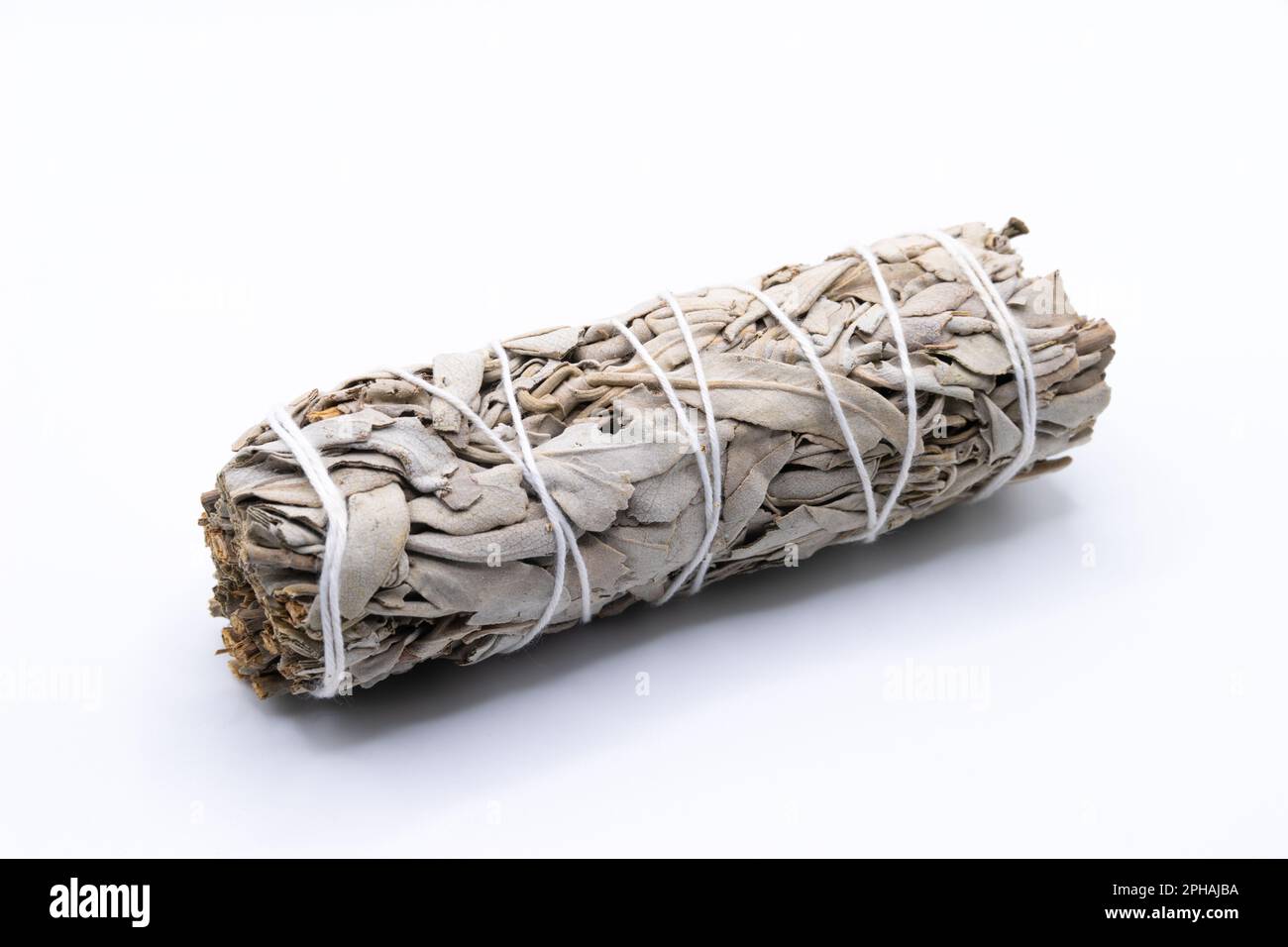 Bündel trockener weißer Salbei-Nahaufnahme, isoliert auf weißem Hintergrund. Wird normalerweise zur Reinigung, Meditation und Heilung verwendet Stockfoto