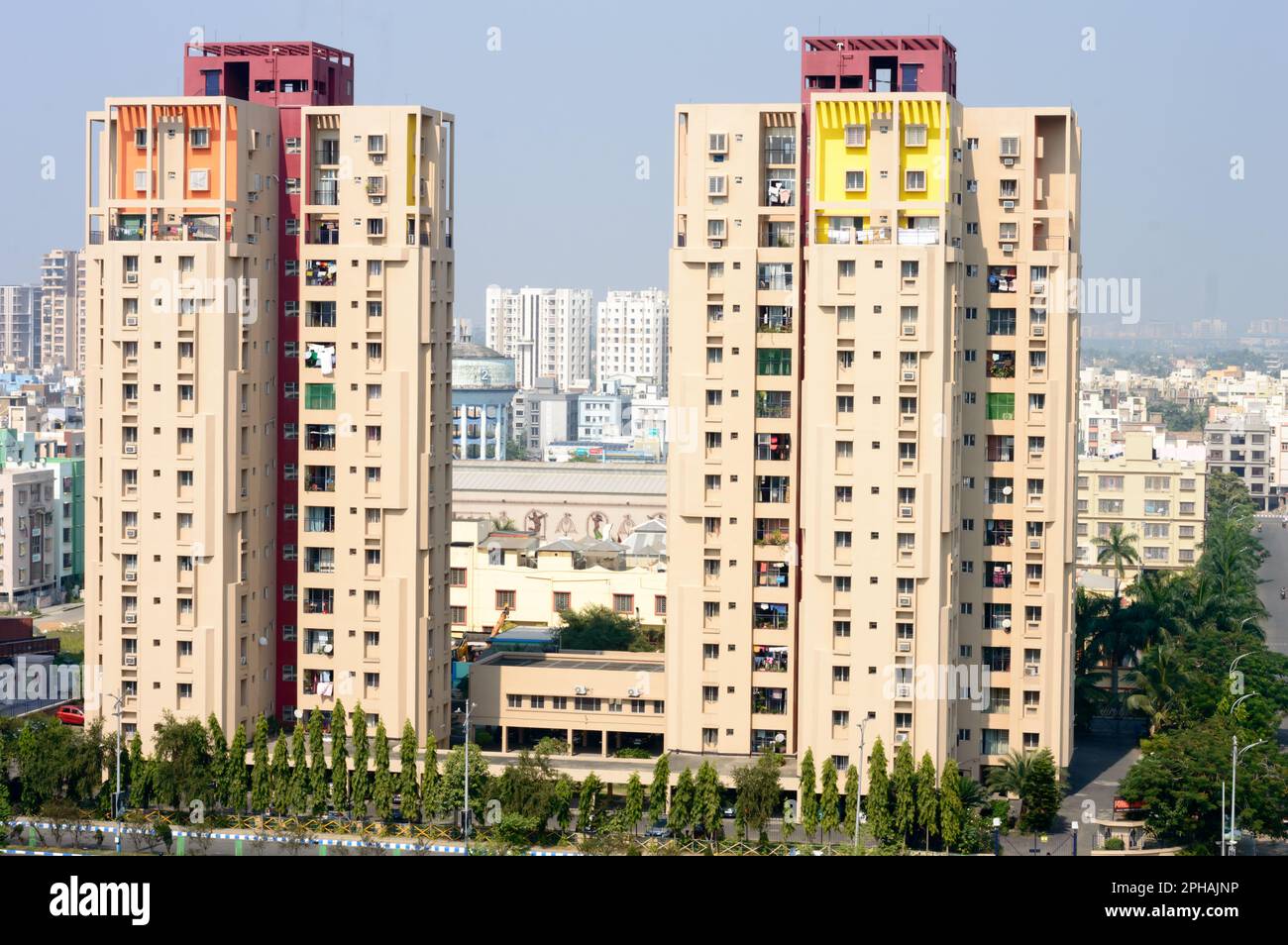Ein Hochhaus mit zwei Türmen in Newtown Kalkutta. Kalkutta Indien Südasiatisch-Pazifischer Raum 18. Juli 2022 Stockfoto