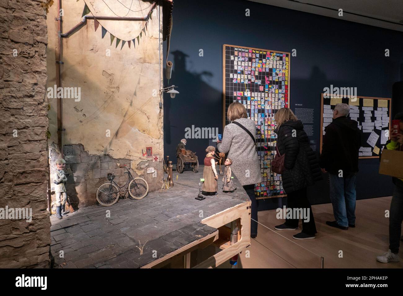 Guillermo del Toro: Kunstgewerbeausstellung Pinocchio im Museum of Modern Art, New York City, USA 2023 Stockfoto