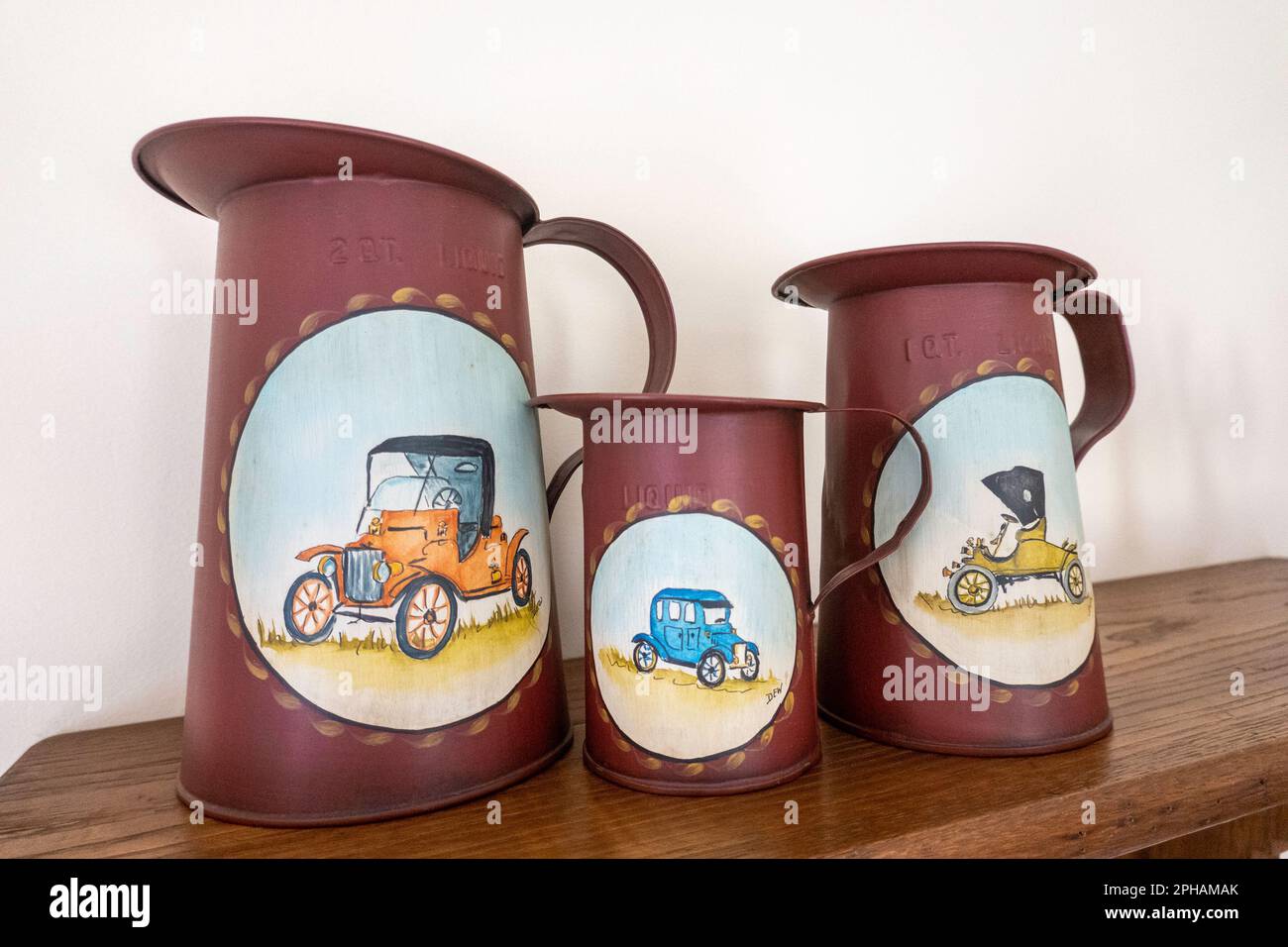 Nahaufnahme eines Sets aus drei antiken Messdosen mit tole-bemalten Designs, Bucks County, Pennsylvania, USA Stockfoto