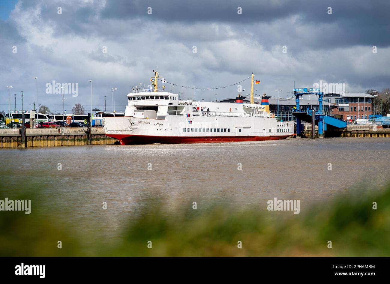 Emden, Deutschland. 27. März 2023. Die Fähre „Westfalen“ der Reederei AG Ems liegt bei sonnigem Wetter im äußeren Hafen vor der Abfahrt zur Insel Borkum. Mit Beginn des Urlaubs in Niedersachsen und Bremen reisten viele Osterurlauber am Wochenende an die Küste und die östlichen friesischen Inseln. Kredit: Hauke-Christian Dittrich/dpa/Alamy Live News Stockfoto