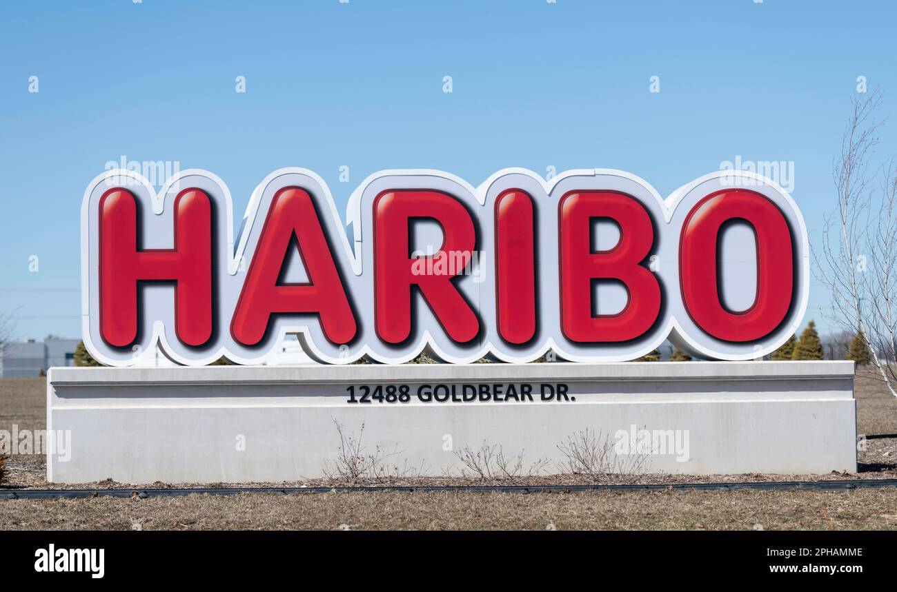 Pleasant Prairie, WI - 19. März 2023: Ein Haribo-Schild für eine nordamerikanische Produktionsstätte von Haribos Sweet Gummi Treats Candy. Stockfoto