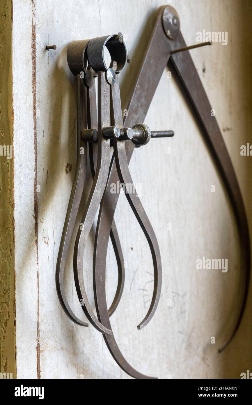 Nahaufnahme verschiedener antiker Bremssättel in einer Wohnwerkstatt, 2023, Bucks County, Pennsylvania, USA Stockfoto