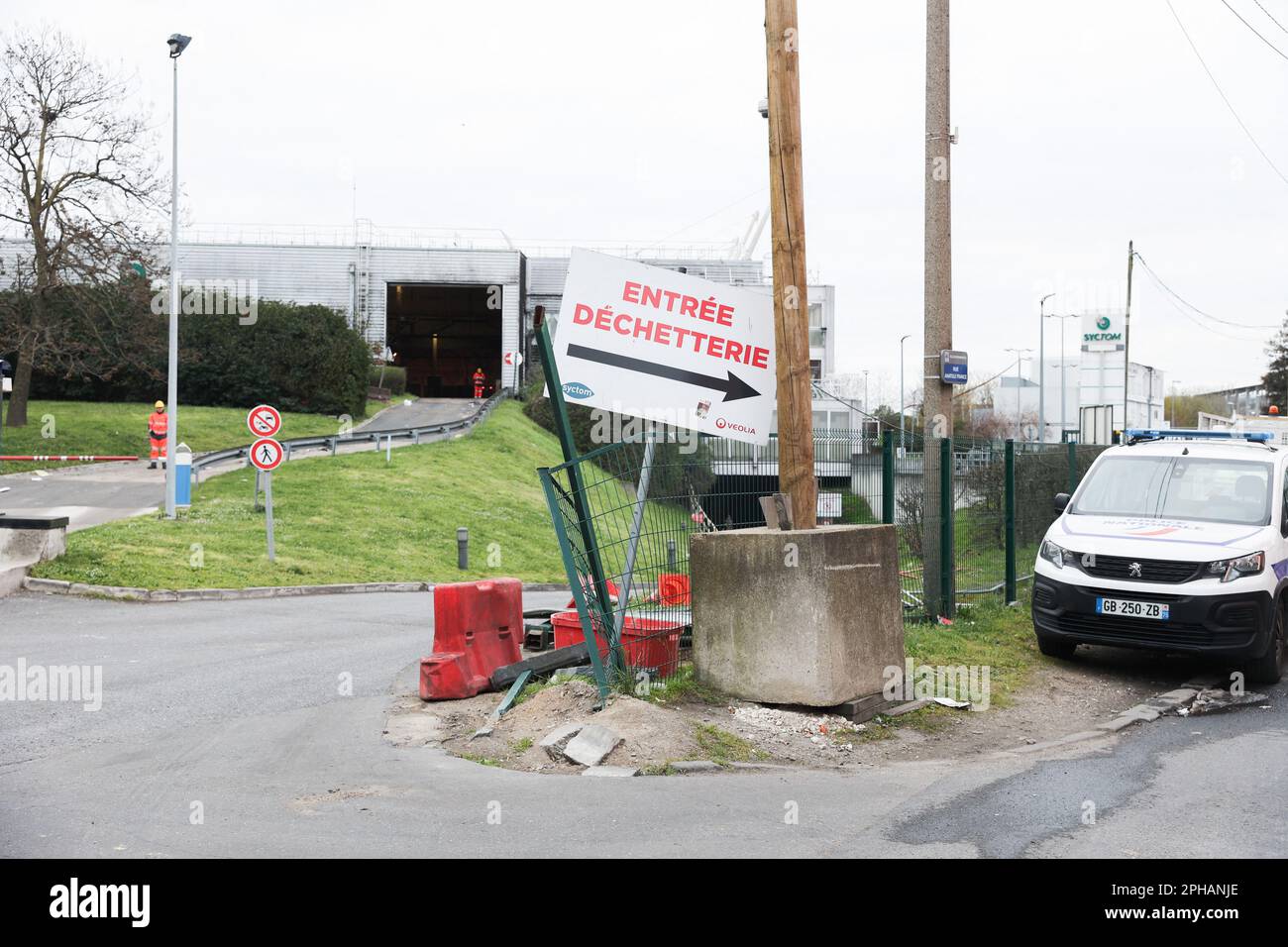 Romainville, Frankreich. 27. März 2023. Das Schild zeigt den Eingang zur Müllhalde an. Gewerkschafter, gewählte Amtsträger und Bürger mobilisierten am 27. März 2023 in Romainville bei Paris, Frankreich, um den Zugang zum Abfallsammelzentrum Syctom zu sperren. Foto: Christophe Michel/ABACAPRESS.COM Kredit: Abaca Press/Alamy Live News Stockfoto