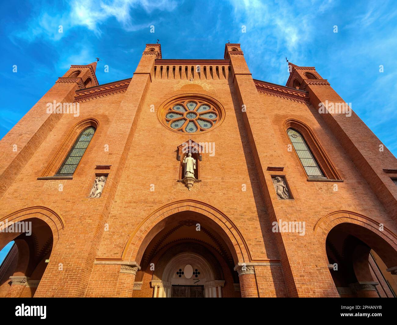 Fassade der Kathedrale San Lorenzo (auch bekannt als Duomo) unter blauem Himmel in Alba, Piemont, Norditalien (niedriger Winkel). Stockfoto