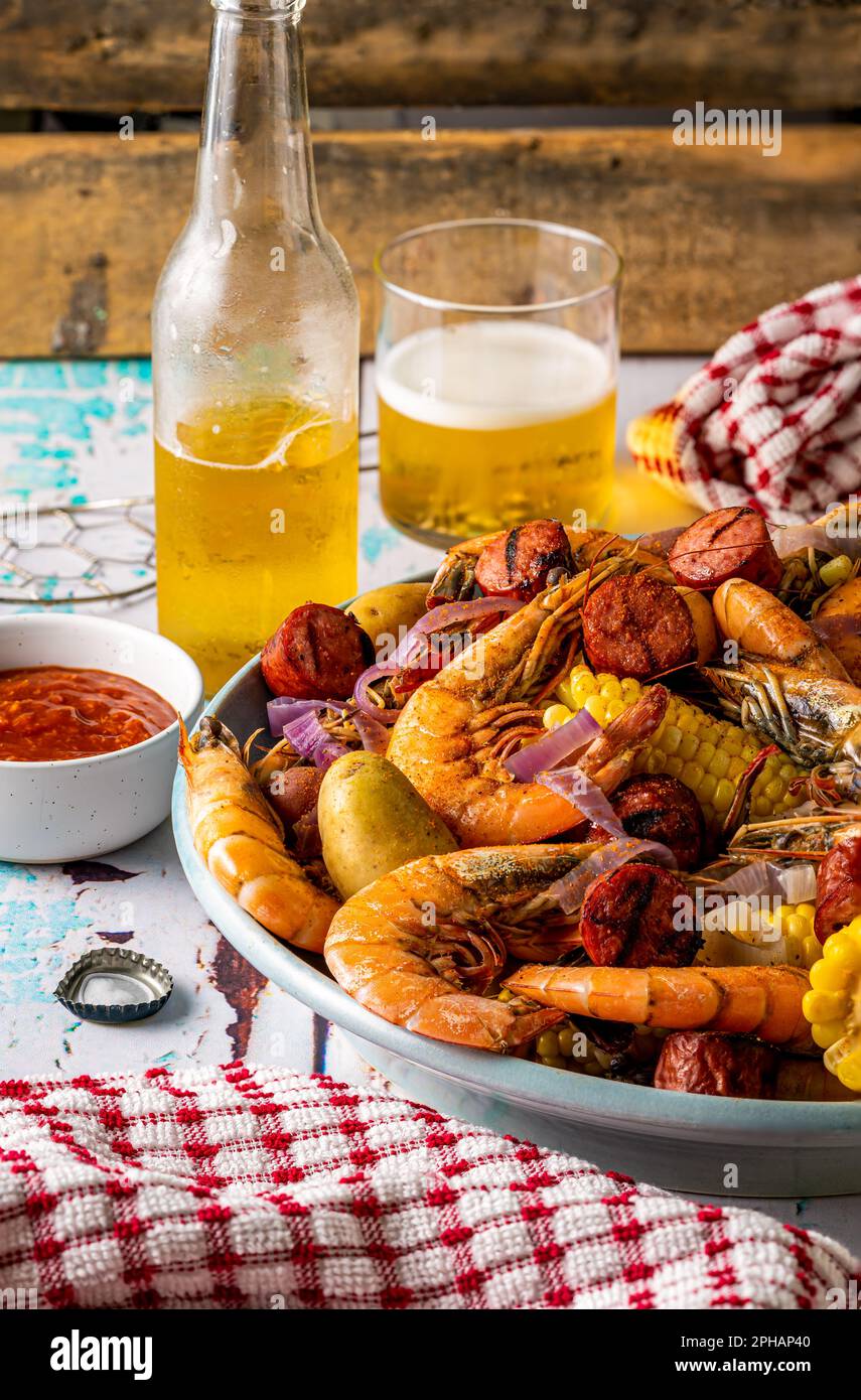 Gekochte Shrimps auf einer Platte im südlichen US-Stil. Niedervolumiger Siedepunkt. Nahaufnahme. Stockfoto