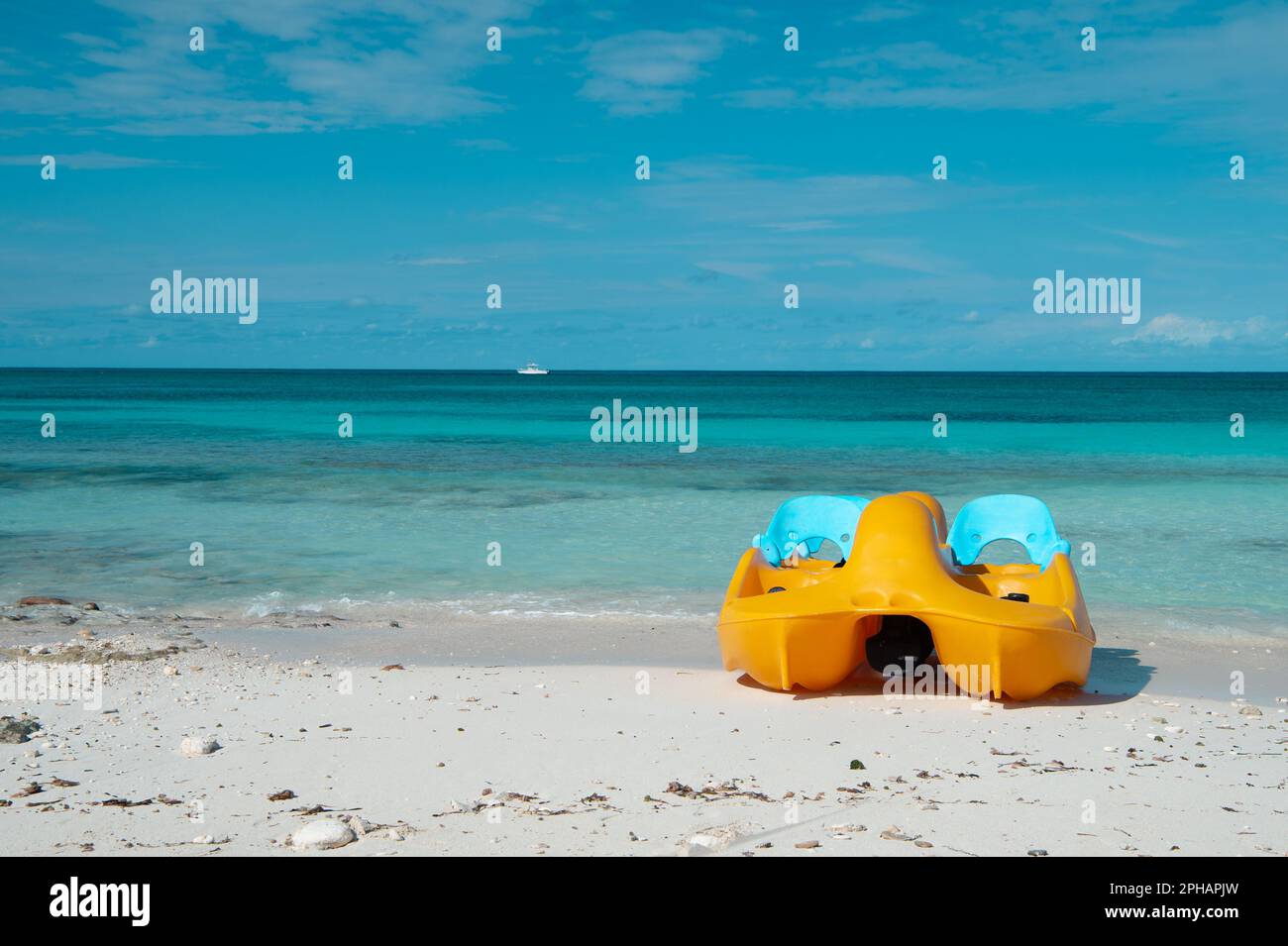katamaran in den Sommerferien. katamaran am Sommerferienstrand. katamaran in den Sommerferien Stockfoto
