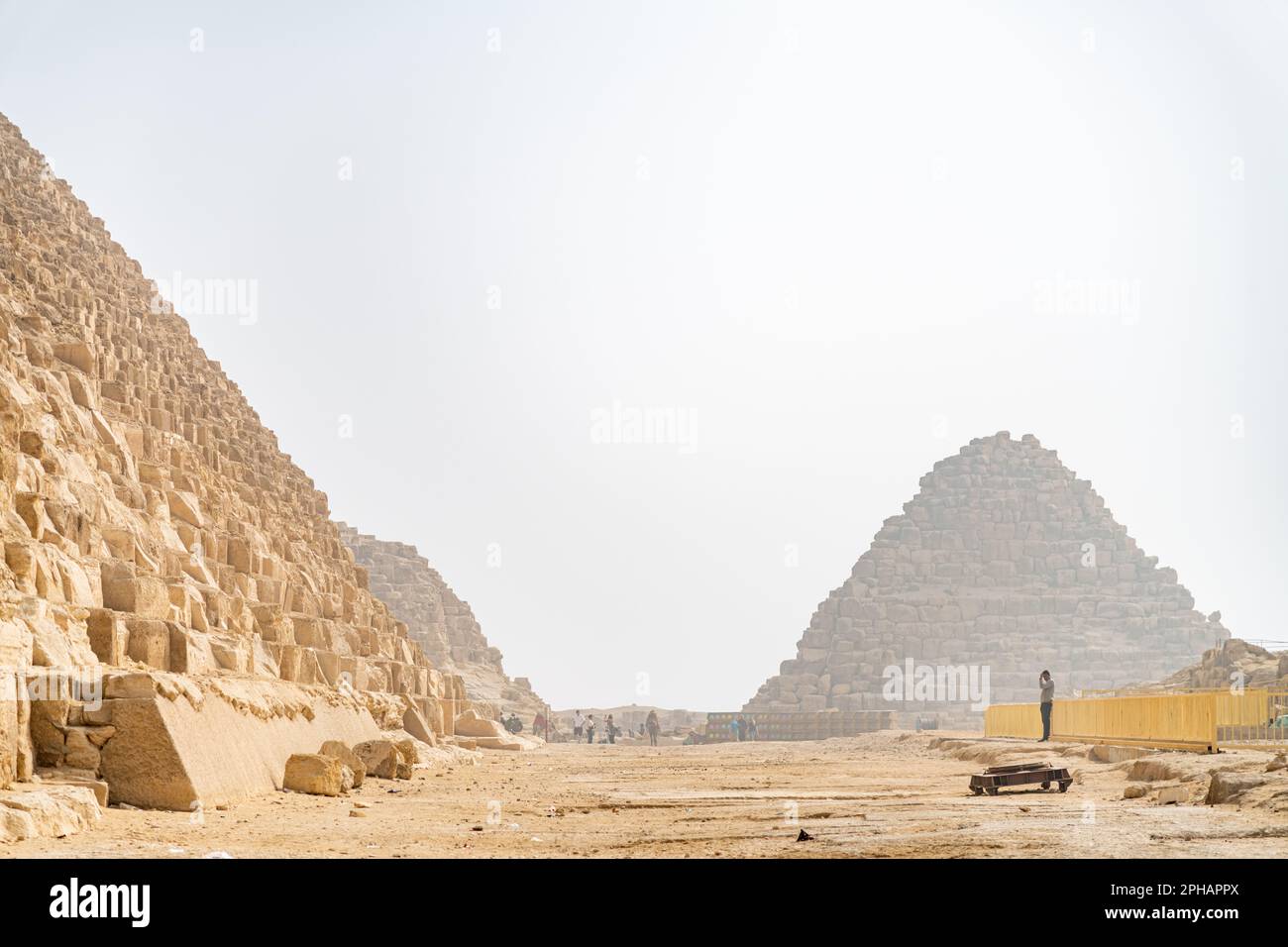 Ein Blick auf einen Pyramidentempel an den Pyramiden des Gizeh-Komplexes in Ägypten Stockfoto