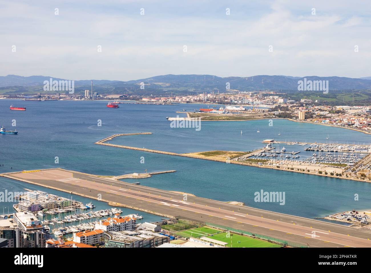 Start- und Landebahn des Flughafens Gibraltar bis ins Meer. Das britische Überseegebiet Gibraltar, der Felsen von Gibraltar auf der iberischen Halbinsel. Stockfoto